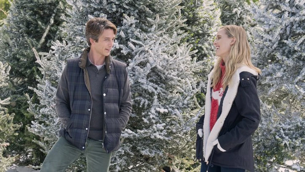 Bobby Campo y Lily Anne Harrison en campamento-de-navidad