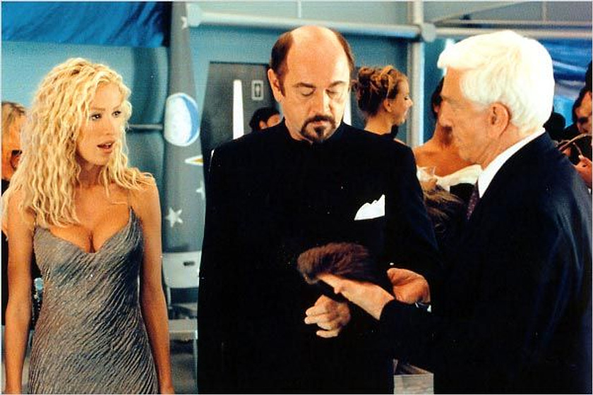 Leslie Nielsen y Ophélie Winter en 2001: Despega como Puedas