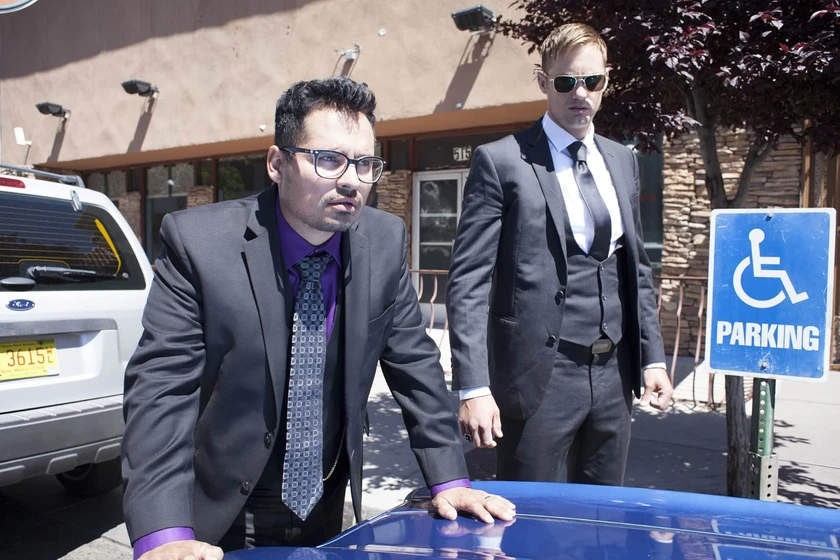 Michael Peña y Alexander Skarsgård en contra-todos