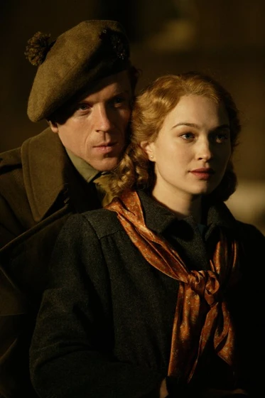 Damian Lewis y Sophia Myles en Fuga de Colditz
