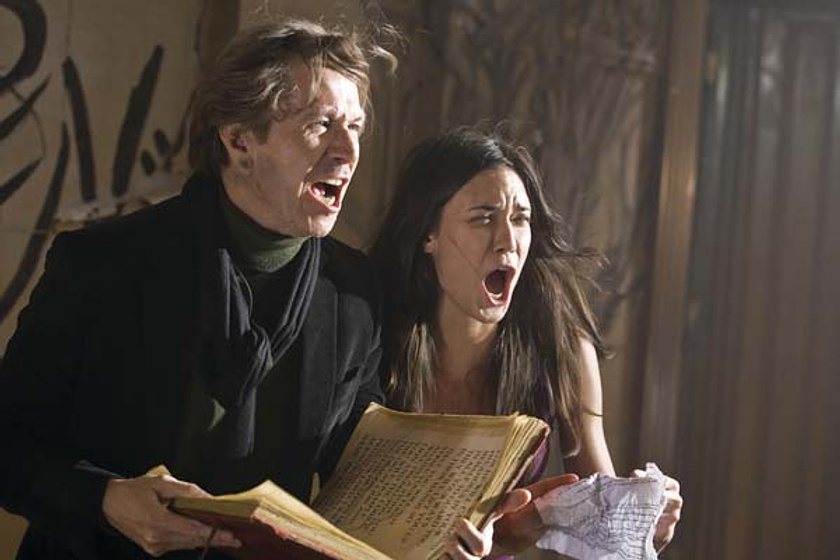 Gary Oldman y Odette Yustman en La Semilla del Mal