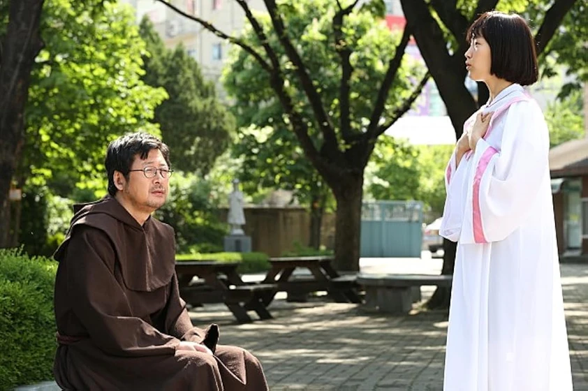 So-dam Park y Yoon-Seok Kim en the-priests