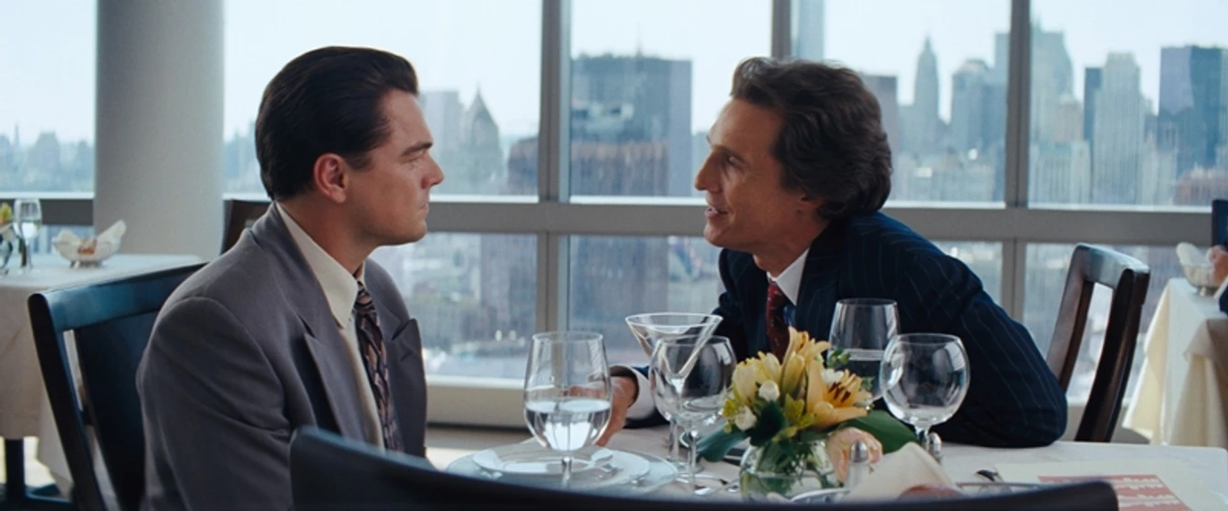 Leonardo DiCaprio y Matthew McConaughey en El Lobo de Wall Street