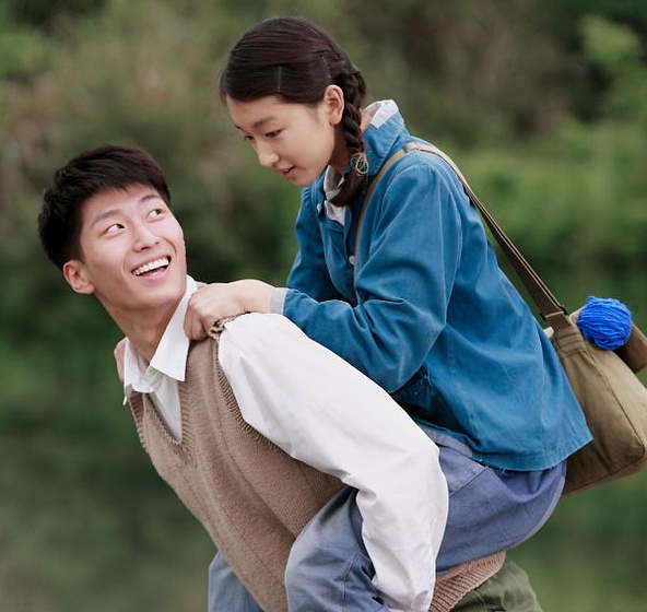 Dongyu Zhou y Shawn Dou en Amor bajo el espino blanco