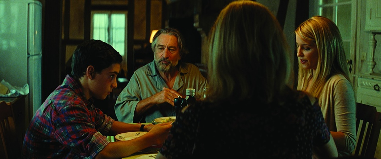 Robert De Niro, Dianna Agron y John D'Leo en Malavita