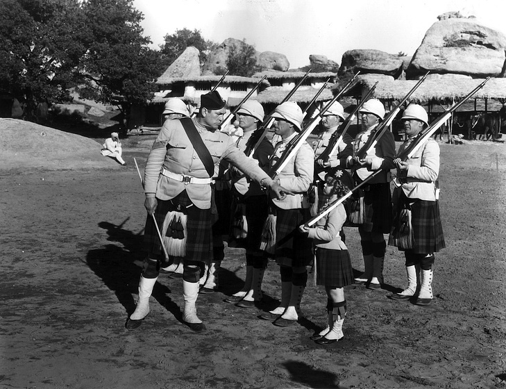 Victor McLaglen y Shirley Temple en la-mascota-del-regimiento