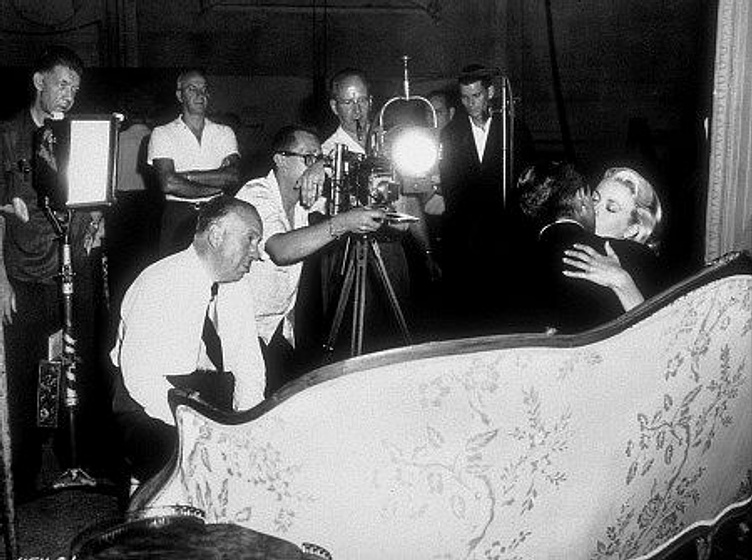 Grace Kelly y Alfred Hitchcock en Atrapa a un Ladrón