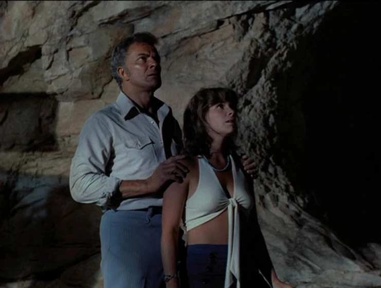 Cornel Wilde y Jennifer Salt en la-mansion-del-terror-gargolas