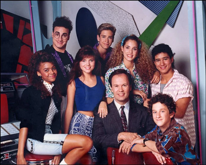 Elizabeth Berkley, Tiffani Thiessen, Mario López, Dustin Diamond, Mark-Paul Gosselaar, Lark Voorhies, Dennis Haskins y Ed Alonzo en salvados-por-la-campana