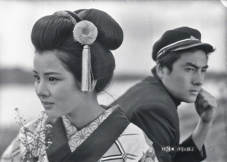 Kinuyo Tanaka y Den Obinata en The Dancing Girl of Izu