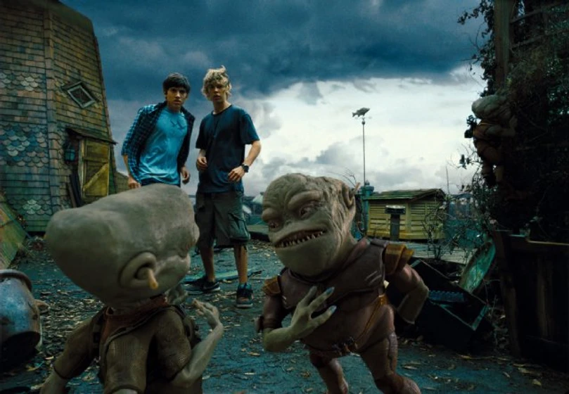 Carter Jenkins y Austin Robert Butler en pequenos-invasores