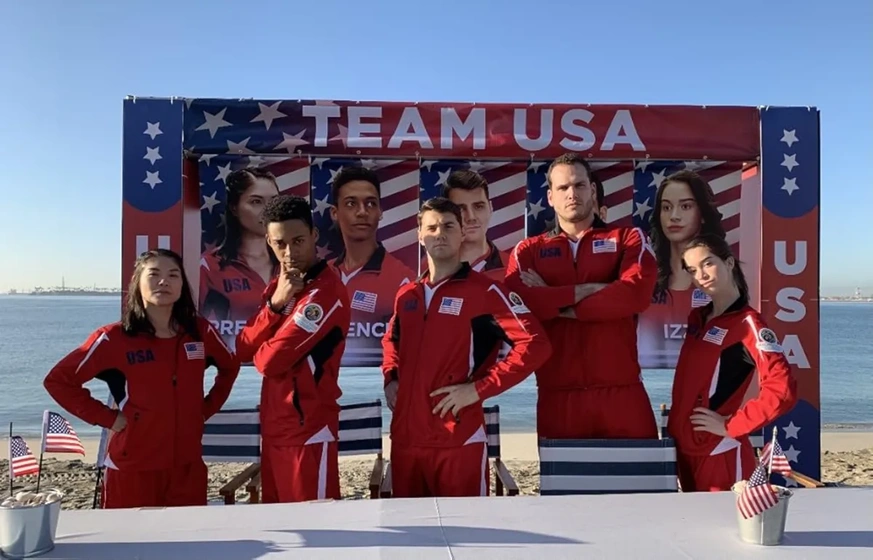 Lauren Gaw, Nate Richman, JT Neal, Camaron Engels y Paulina Alvarez en los-vigilantes-de-malibu-la-nueva-ola