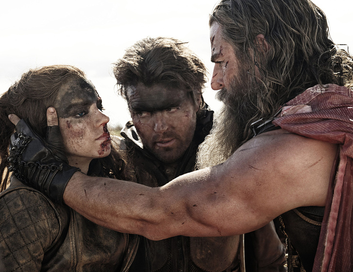 Tom Burke, Chris Hemsworth y Anya Taylor-Joy en Furiosa: De la Saga Mad Max