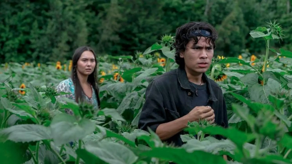 Forrest Goodluck y Isabella Star LaBlanc en Cementerio Viviente: Los Orígenes