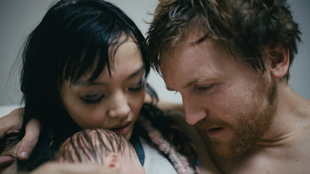 Rila Fukushima y Elliott Crosset Hove en electric-child