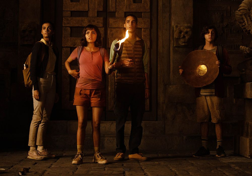 Nicholas Coombe, Isabela Moner, Jeffrey Wahlberg y Madeleine Madden en Dora y la Ciudad perdida