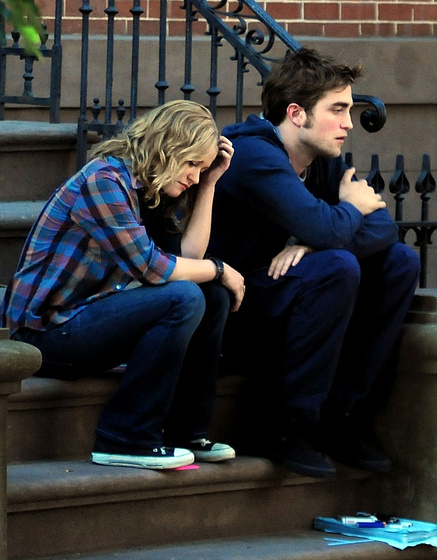 Robert Pattinson y Emilie de Ravin en Recuérdame