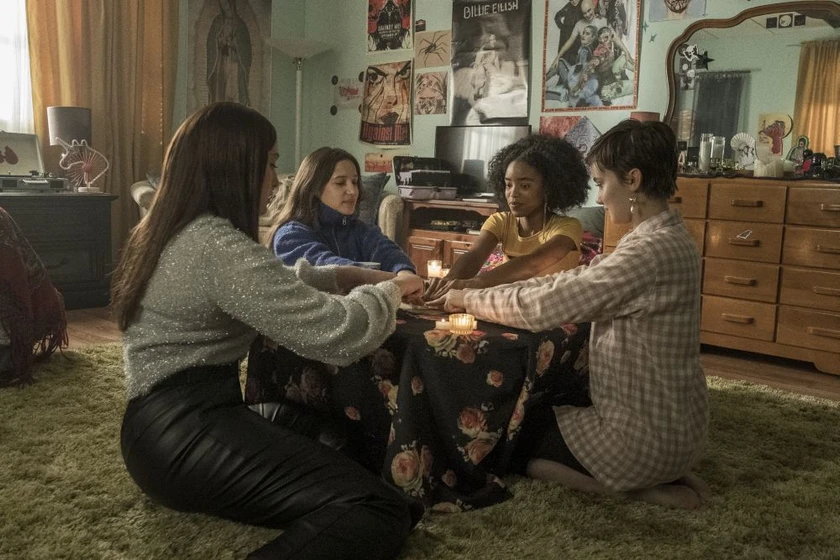 Hannah Gordon, Gideon Adlon, Cailee Spaeny y Lovie Simone en jovenes-y-brujas-a7d67e13-daf2-4fa1-a48e-1caaa16a055b