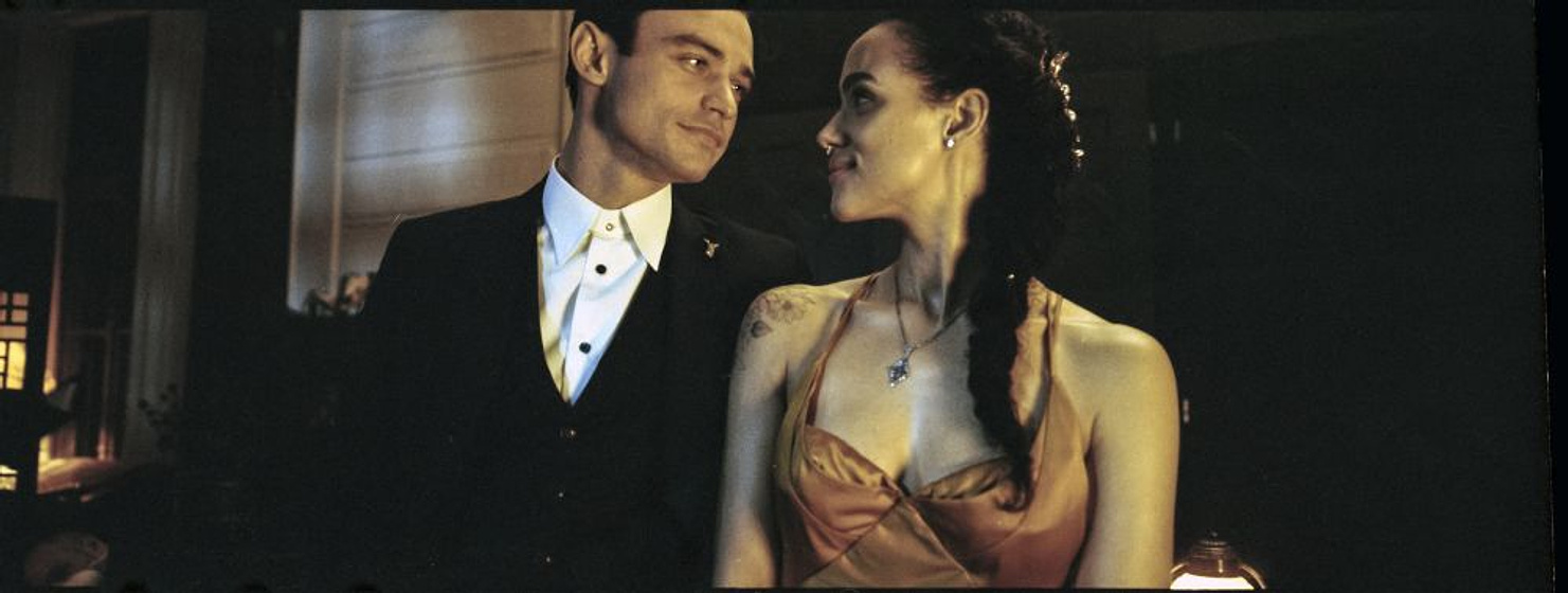 Nathalie Emmanuel y Thomas Doherty en La Invitación