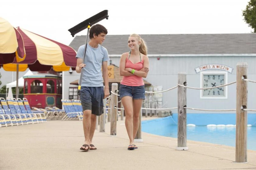 Annasophia Robb y Liam James en el-camino-de-vuelta