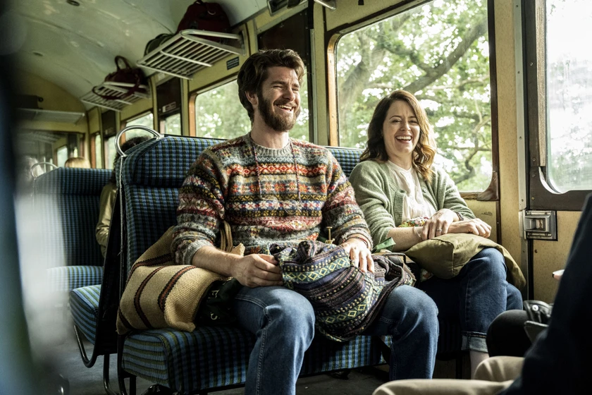 Andrew Garfield y Claire Foy en el-arbol-muy-muy-lejano