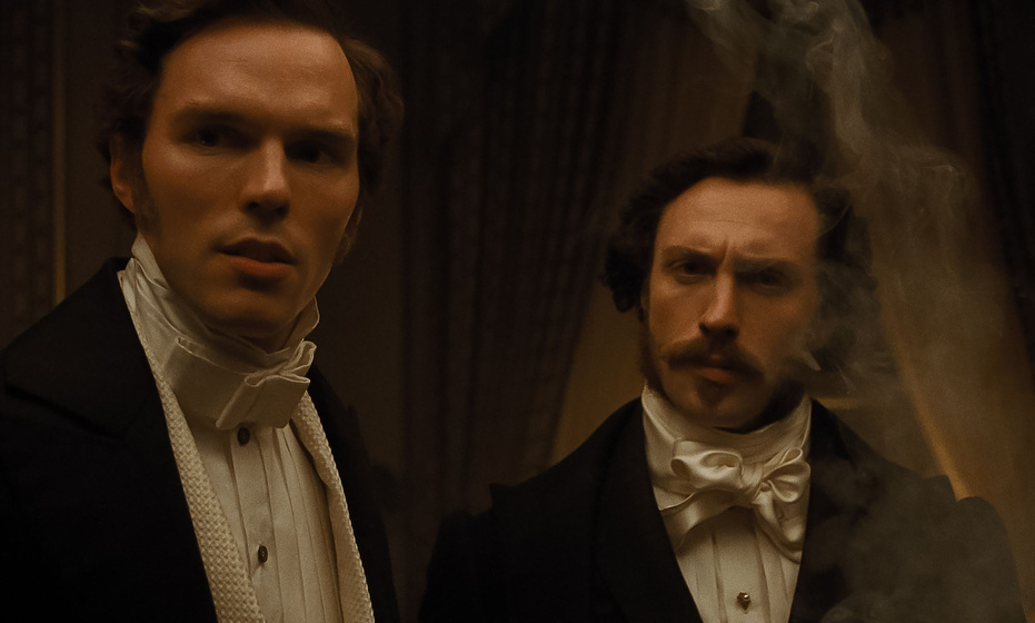 Nicholas Hoult y Aaron Taylor-Johnson en Nosferatu