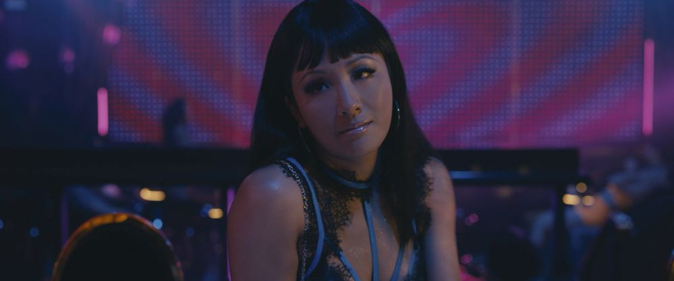 Constance Wu en Estafadoras de Wall Street
