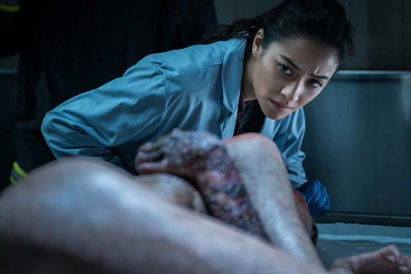 Shay Mitchell en cadaver