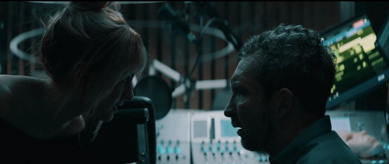 Ivana Baquero y Eddie Marsan en feedback