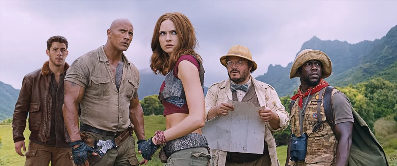 Jack Black, Dwayne Johnson, Kevin Hart, Nick Jonas y Karen Gillan en jumanji-bienvenidos-a-la-jungla