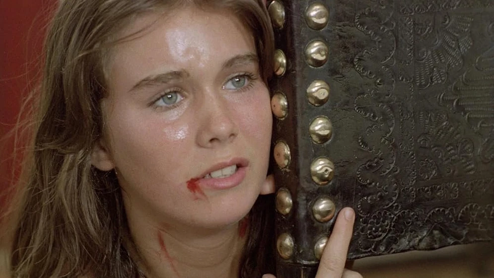 Susan Hemingway en women-in-cellblock-9
