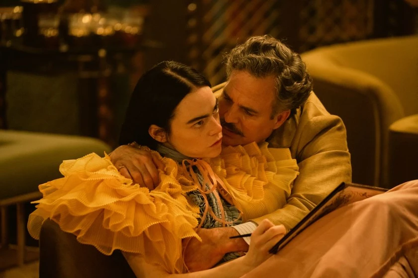 Mark Ruffalo y Emma Stone en pobres-criaturas