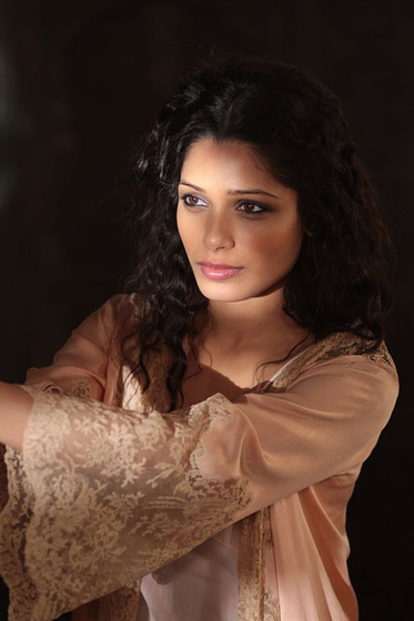Freida Pinto en Oro negro