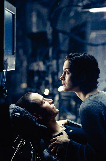 Keanu Reeves y Carrie-Anne Moss en Matrix