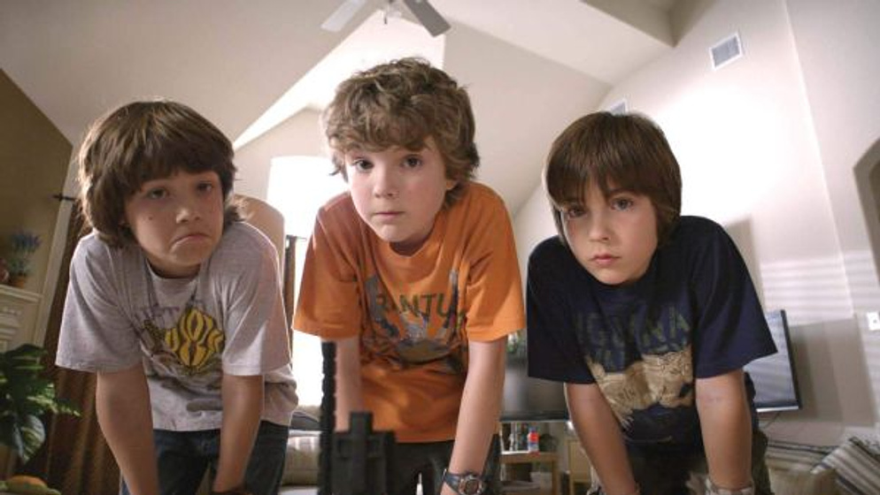 Rebel Rodriguez, Trevor Gagnon y Leo Howard en Shorts. La Piedra mágica
