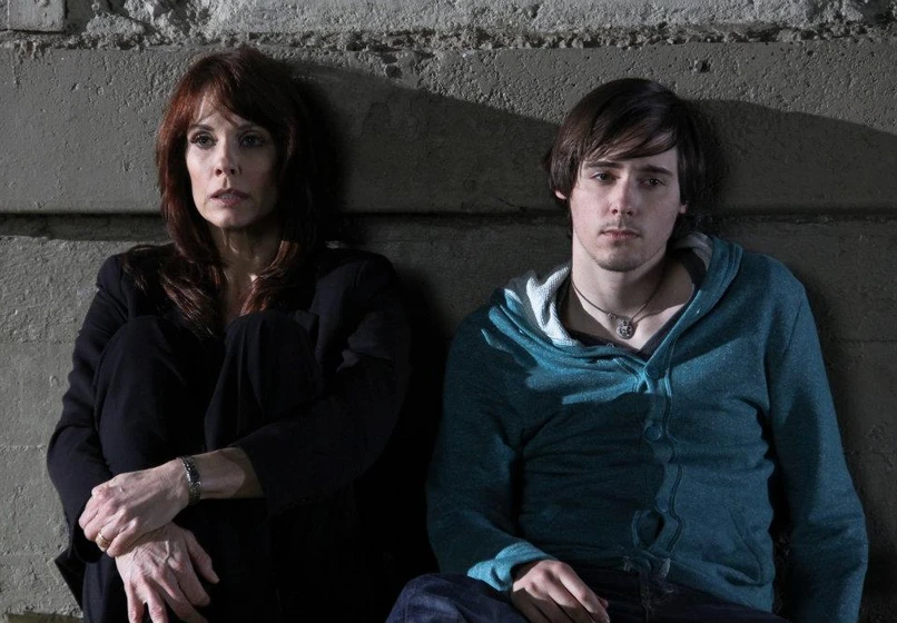 Alexandra Paul y Jake Thomas en traicion-a-los-17