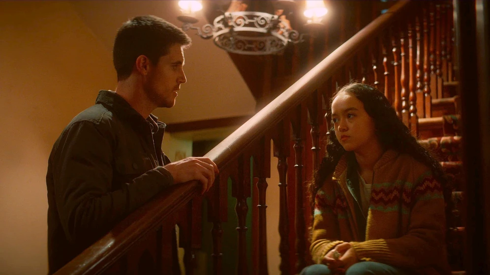 Robbie Amell y Sirena Gulamgaus en codigo-8-parte-2