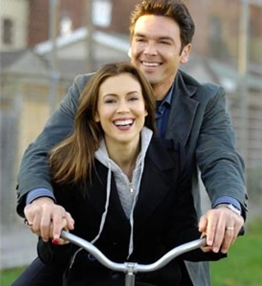 Alyssa Milano y Jason Gedrick en chica-lista