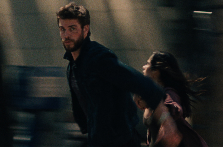 Liam Hemsworth y Diane Guerrero en El Informante: Killerman
