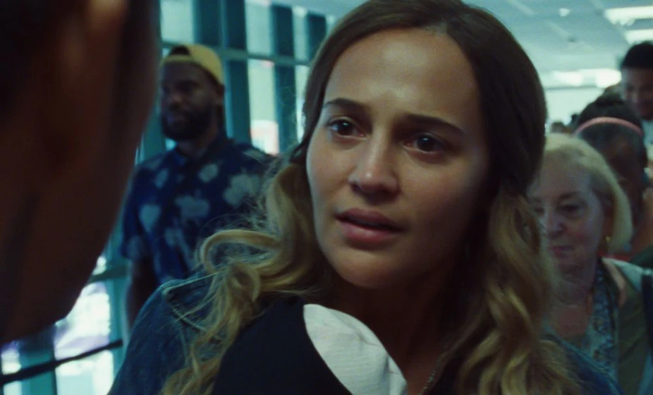 Alicia Vikander en blue-bayou
