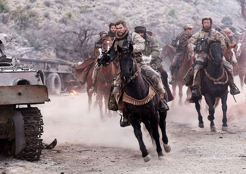 Chris Hemsworth en 12 Valientes