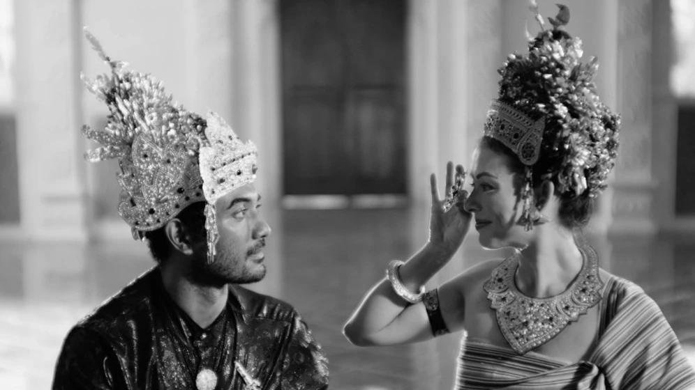 Ario Bayu y Juliet Burnett en samsara-2024