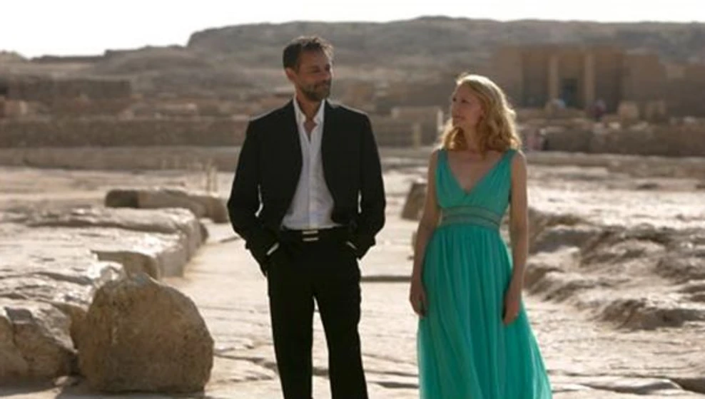 Patricia Clarkson y Alexander Siddig en cairo-time