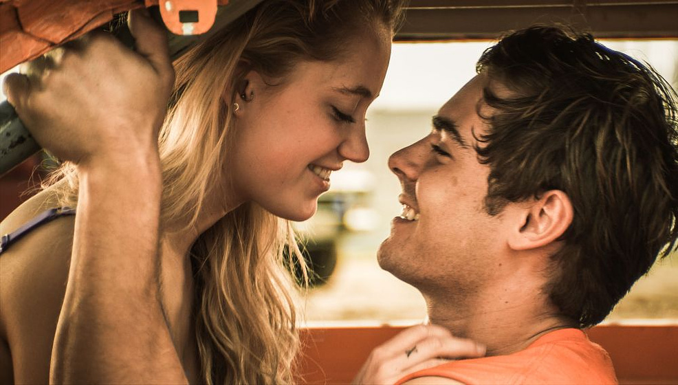 Zac Efron y Maika Monroe en A Cualquier Precio