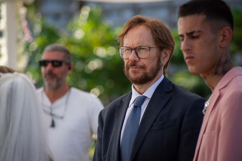 Santiago Segura y Diego García Arroba en Padre no hay más que uno 4: Campanas de boda