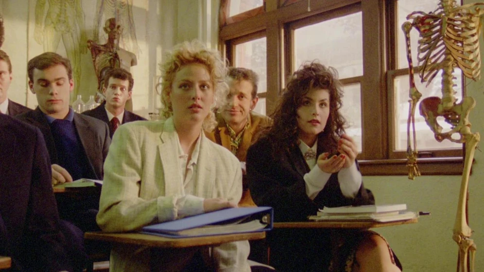 Virginia Madsen en la-universidad-de-los-zombies