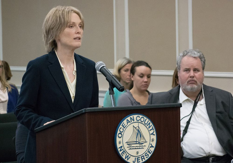 Julianne Moore y Tom McGowan en Freeheld. Un Amor incondicional