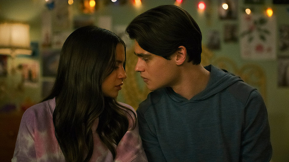 Isabela Moner y Felix Mallard en Mil Veces Hasta Siempre
