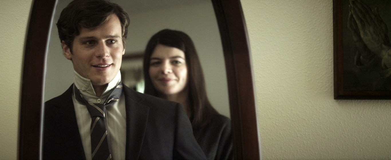 Casey Wilson y Jonathan Groff en C.O.G.