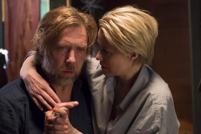 Trine Dyrholm y Mikael Persbrandt en alguien-a-quien-amar